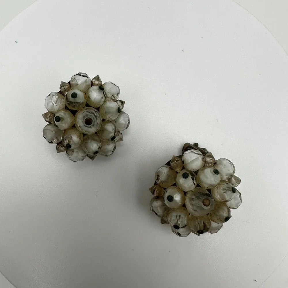 Vintage 90s frosted white faceted glass bead cluster clip-on earrings Jewelry‎